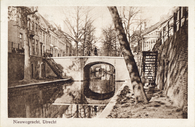 1142 Gezicht op de Nieuwegracht te Utrecht met de Quintijnsbrug.